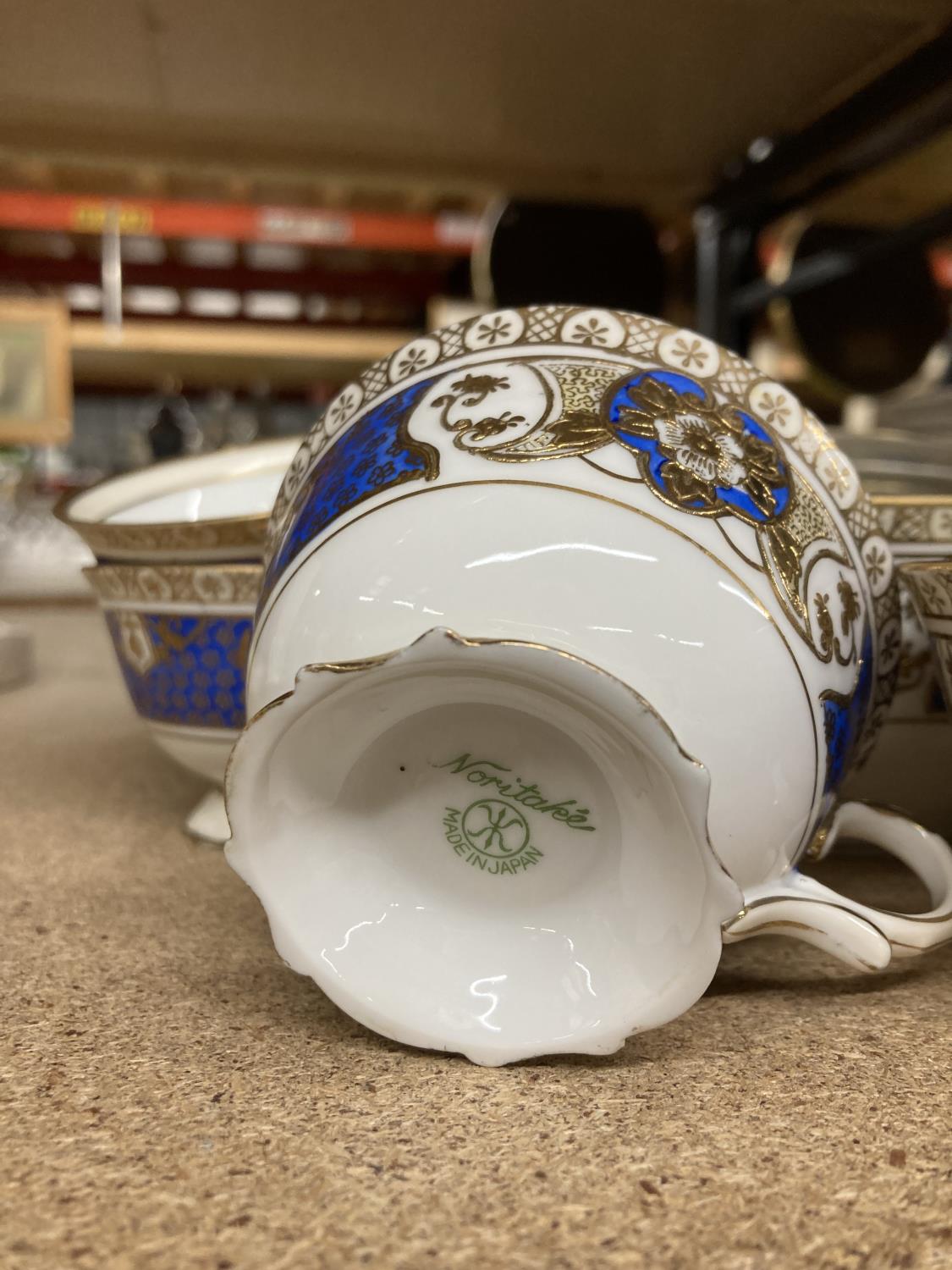 A NORITAKE BLUE AND GOLD COLOURED PART TEASET TO INCLUDE CUPS, SAUCERS, PLATES, CAKE STAND, SUGAR - Image 3 of 3