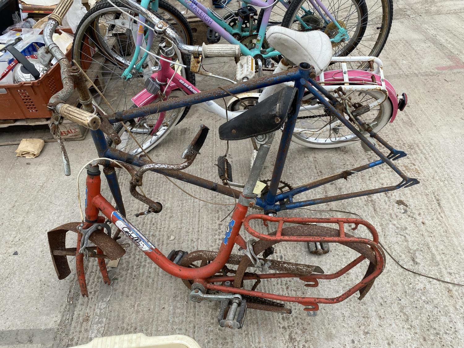 A COLLECTION OF CHILDRENS BIKES AND BIKE PARTS - Image 2 of 5