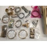 A QUANTITY OF COSTUME JEWELLERY TO INCLUDE MAINLY BANGLES AND BRACELETS