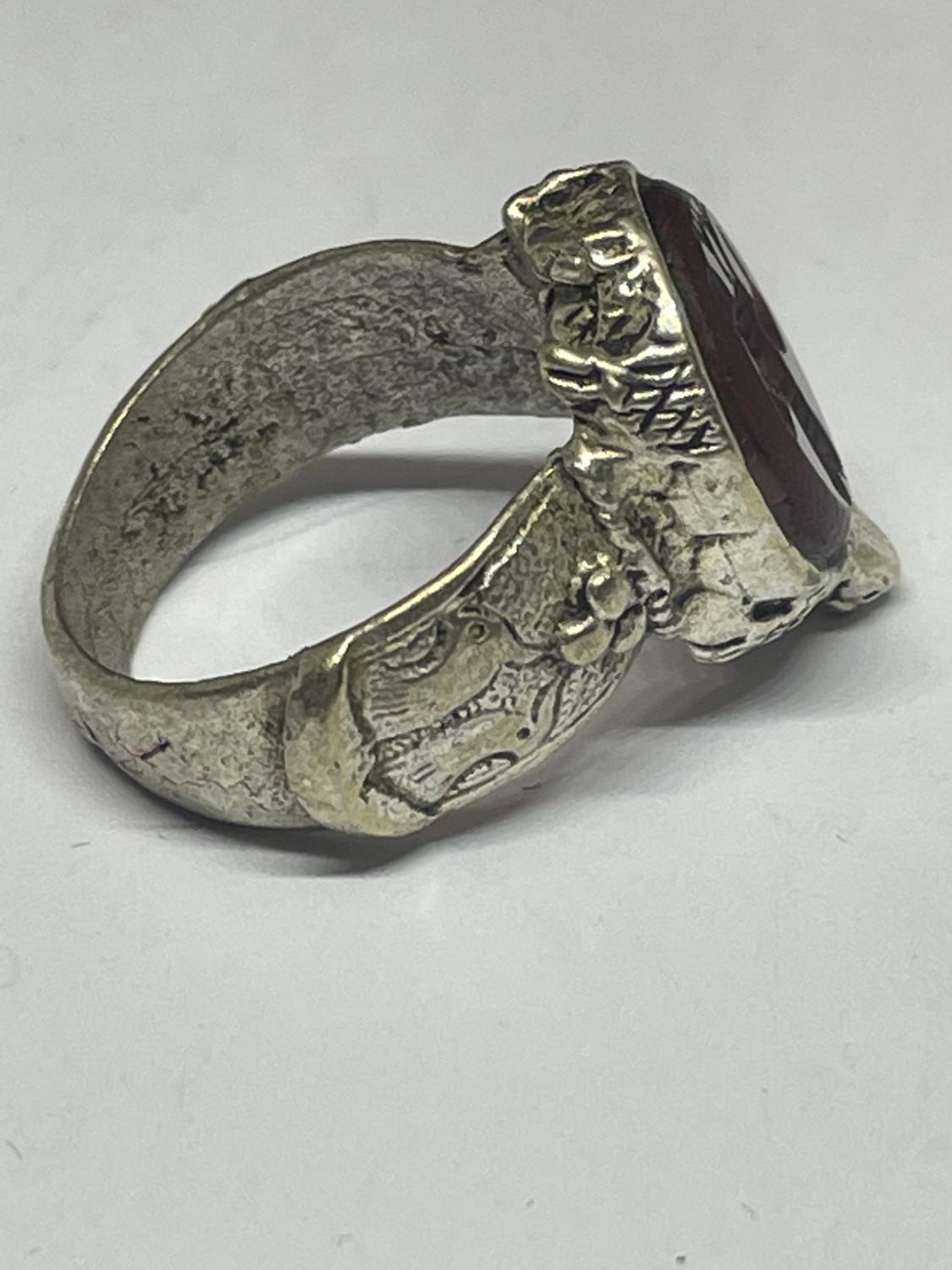 A MARKED SILVER RING WITH A TURTLE DESIGN SEAL INA PRESENTATION BOX - Image 3 of 5