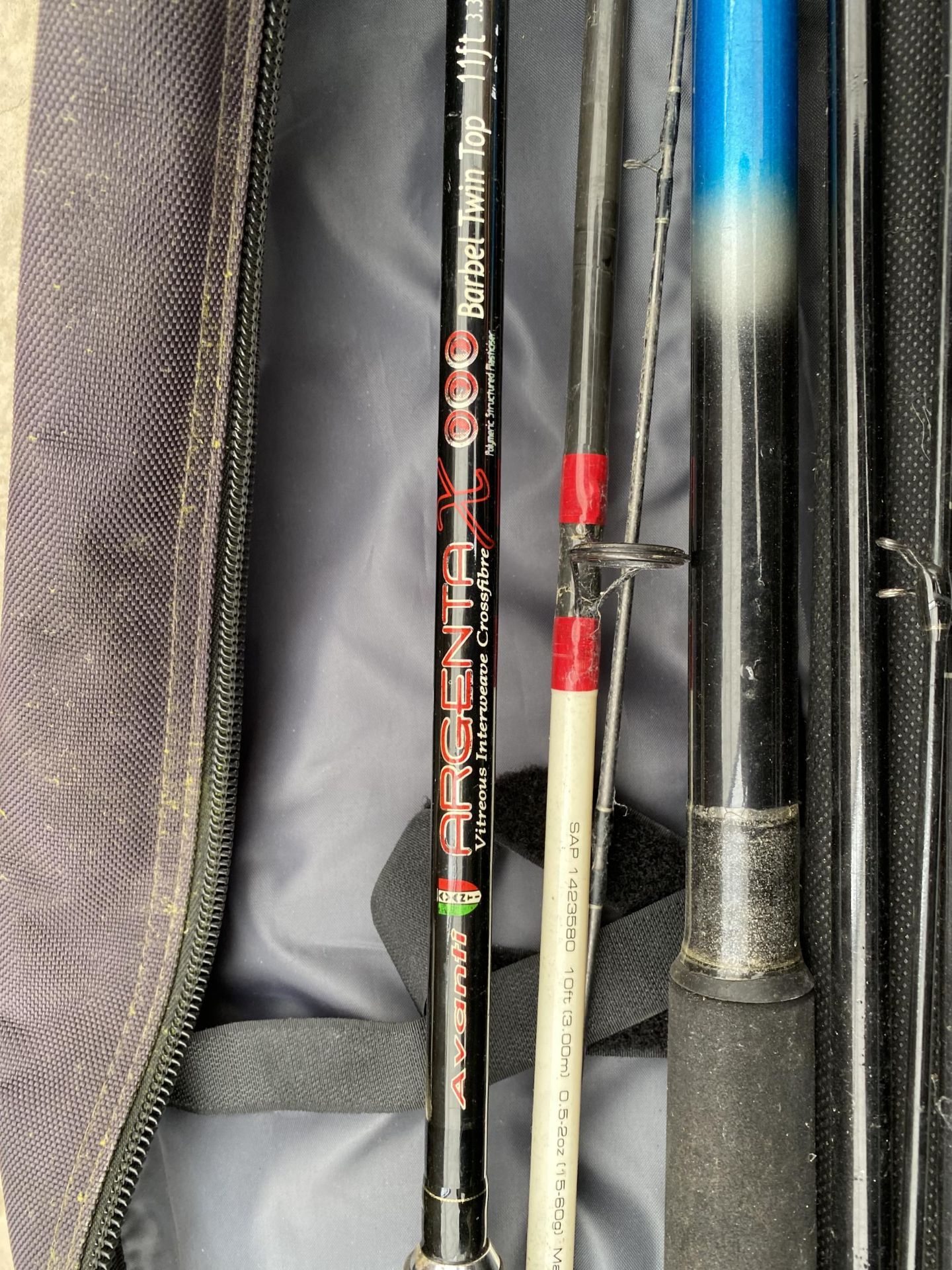 A LARGE ASSORTMENT OF FISHING RODS AND A TUBE OF GOLF BALLS - Image 4 of 9