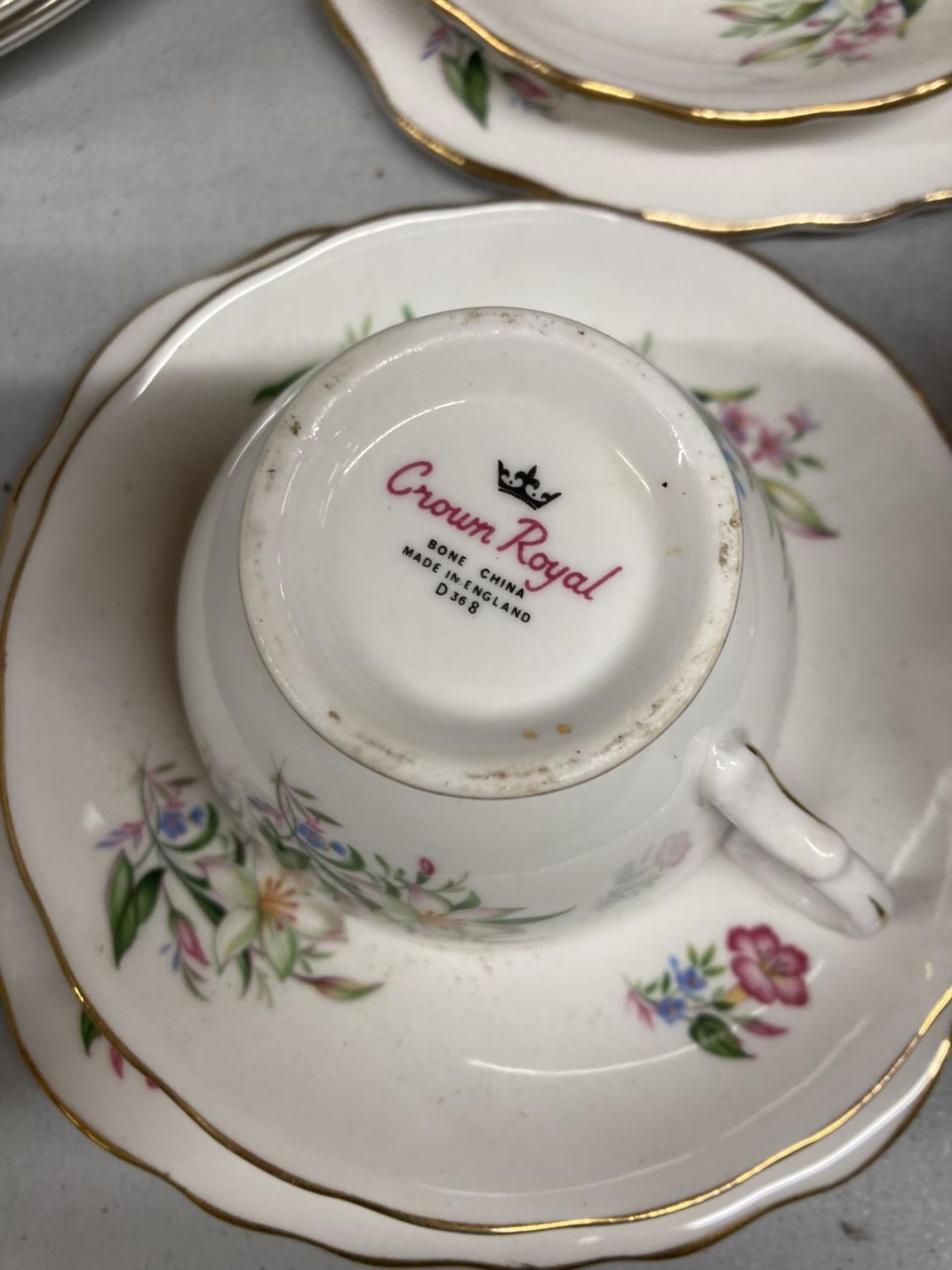 A QUANTITY OF CHINA TEACUPS, SAUCERS, PLATES, ETC TO INCLUDE ROYALE DOULTON 'PASTORALE', CROWN - Image 5 of 5