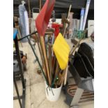 A LARGE ASSORTMENT OF GARDEN TOOLS TO INCLUDE FORKS, RAKES AND SHEARS ETC