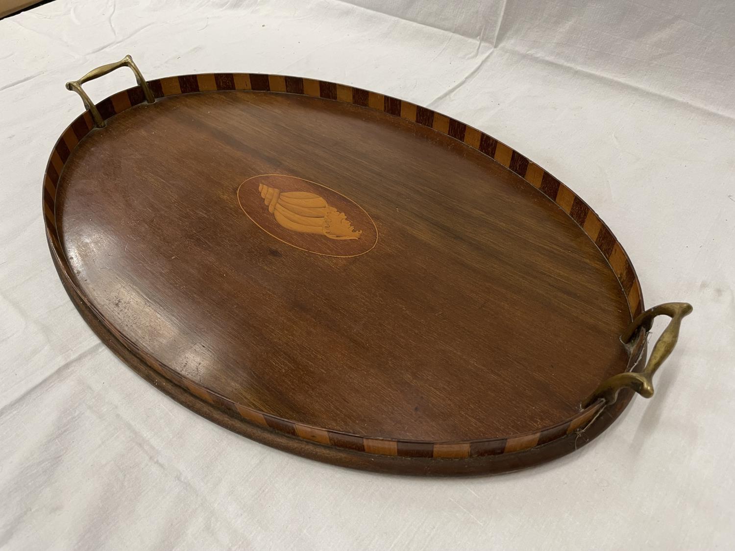 A LARGE MAHOGANY TRAY WITH BRASS HANDLES AND A SHELL DESIGN 57CM X 37CM - Image 2 of 3