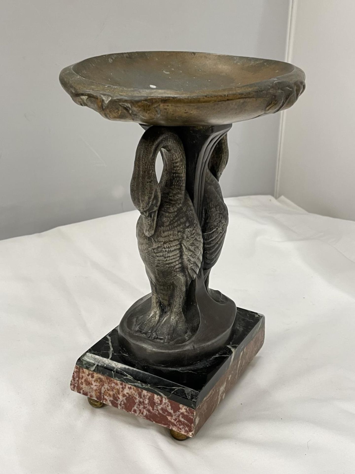 A METAL PEDESTAL DISH WITH SWAN DESIGN ON A MARBLE BASE 24CM HIGH - Image 2 of 5