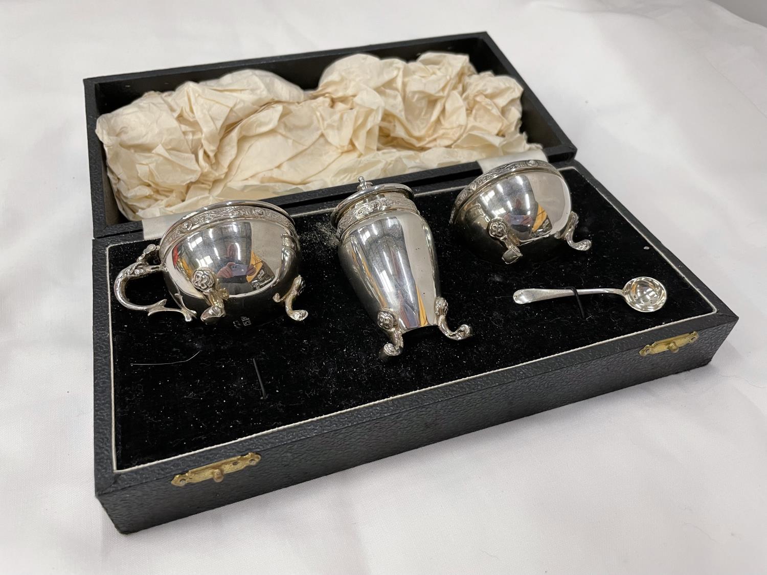 A BOXED HALLMARKED BIRMINGHAM SILVER CRUET SET WITH BLUE GLASS LINERS (ONE SPOON MISSING) GROSS - Image 2 of 6