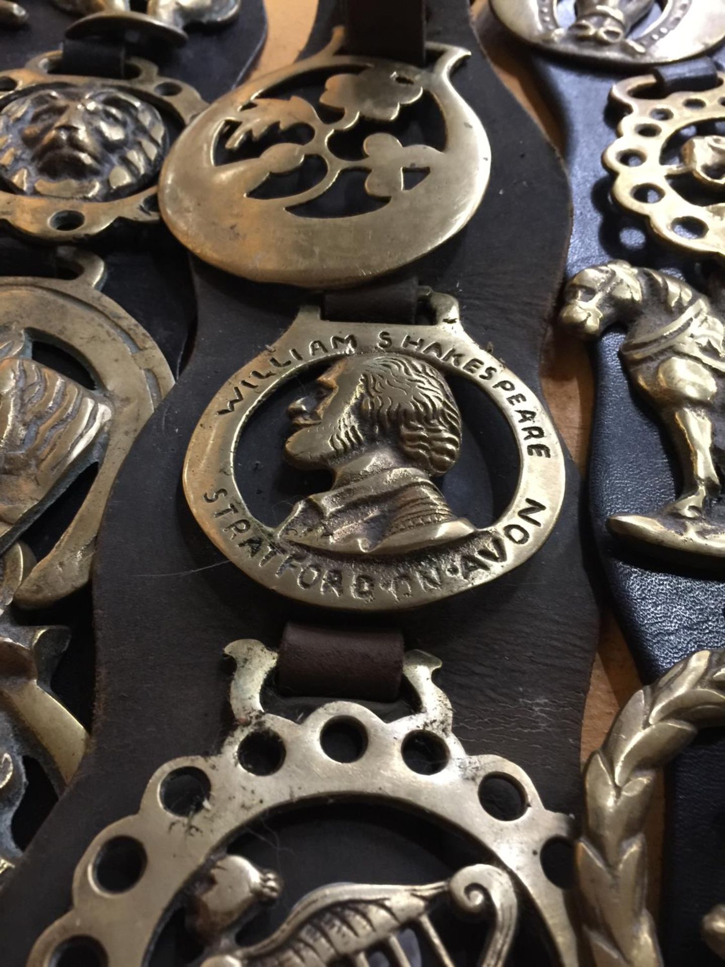 A COLLECTION OF HORSE BRASSES TO INCLUDE YOUNG FARMERS, SILVER JUBILEE, JOHN PEEL, ETC - Image 3 of 3