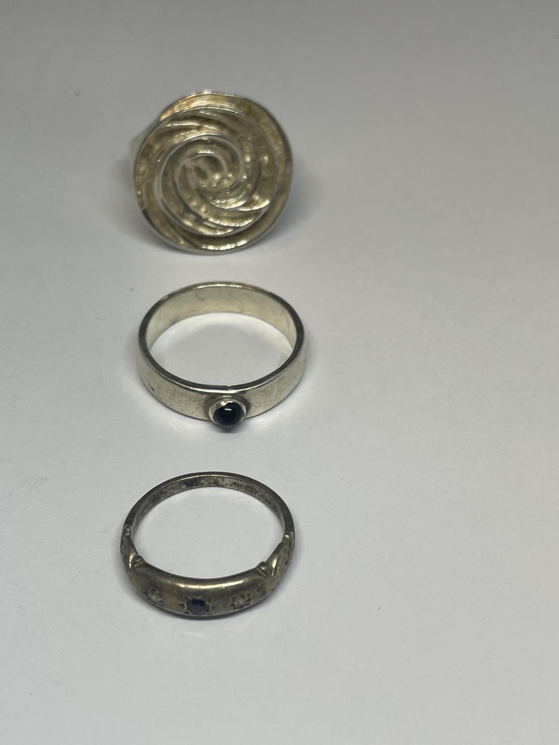 FIVE VARIOUS MARKED SILVER RINGS - Image 3 of 3