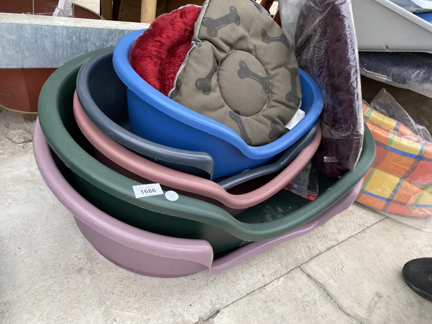 AN ASSORTMENT OF PET BEDS AND FEED BOWLS ETC - Image 6 of 12