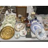 A QUANTITY OF COLLECTABLE CERAMICS TO INCLUDE ITALIAN GREEN AND WHITE PLATES, BLUE AND WHITE VINTAGE