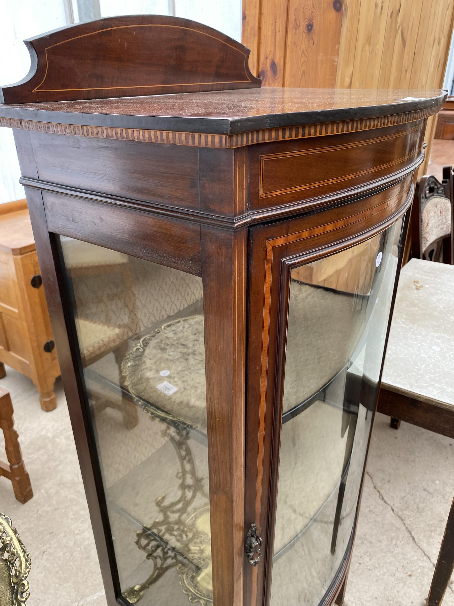 AN EDWARDIAN MAHOGANY AND INLAID BOWFRONTED DISPLAY CABINET, 23" WIDE - Image 3 of 7