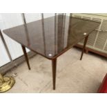 A MID 20TH CENTURY WALNUT EXTENDING DINING TABLE