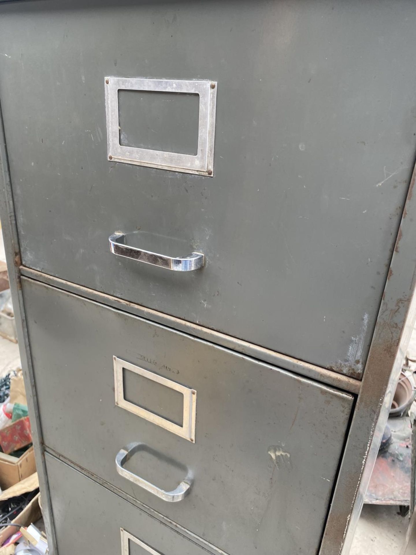 A FOUR DRAWER METAL FILING CABINET - Image 6 of 6