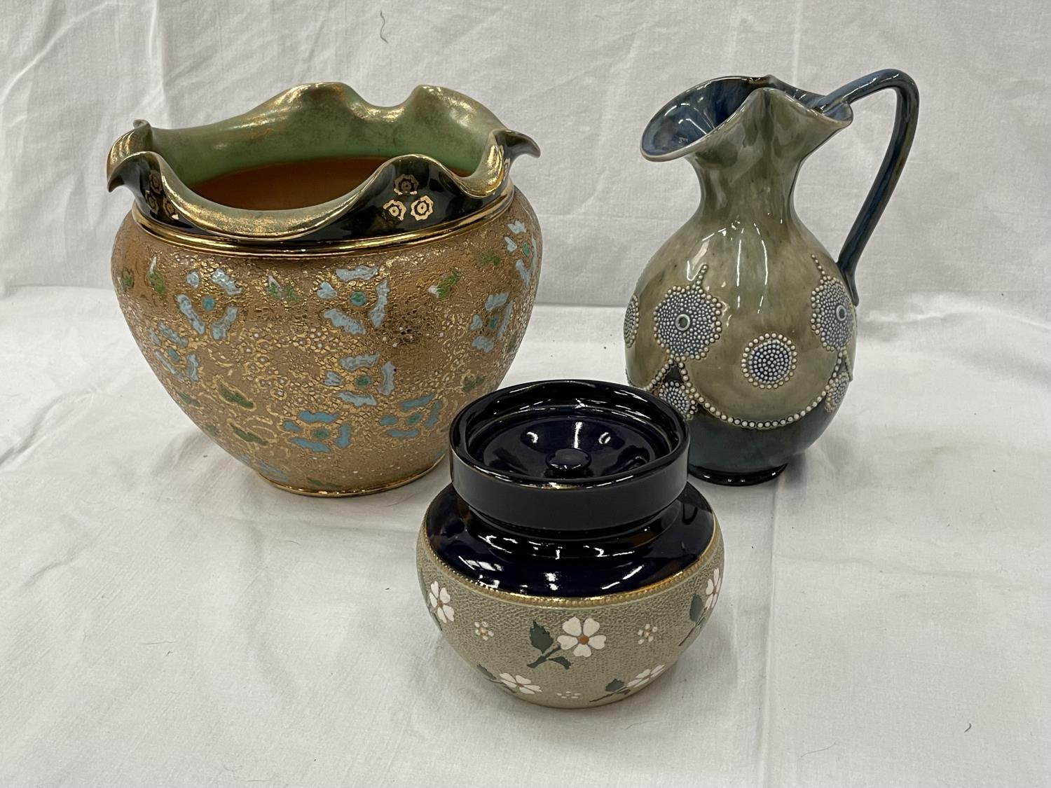 THREE CERAMIC ITEMS TO INCLUDE A LARGE DOULTON PLANTER, HEIGHT 20CM, A JUG 22CM AND A LOVATTS