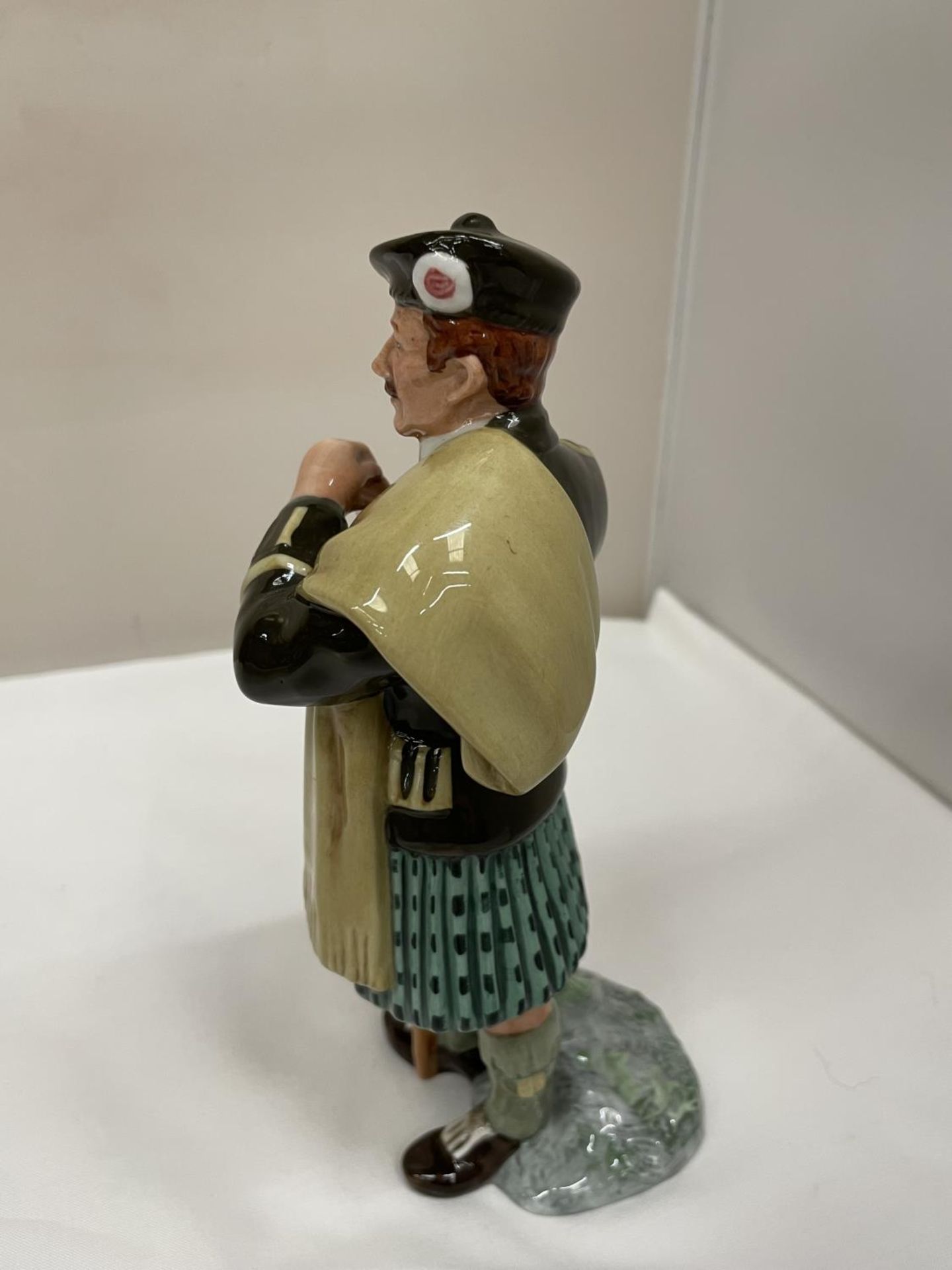 A ROYAL DOULTON FIGURE THE LAIRD HN2361 (SECOND) - Image 2 of 4