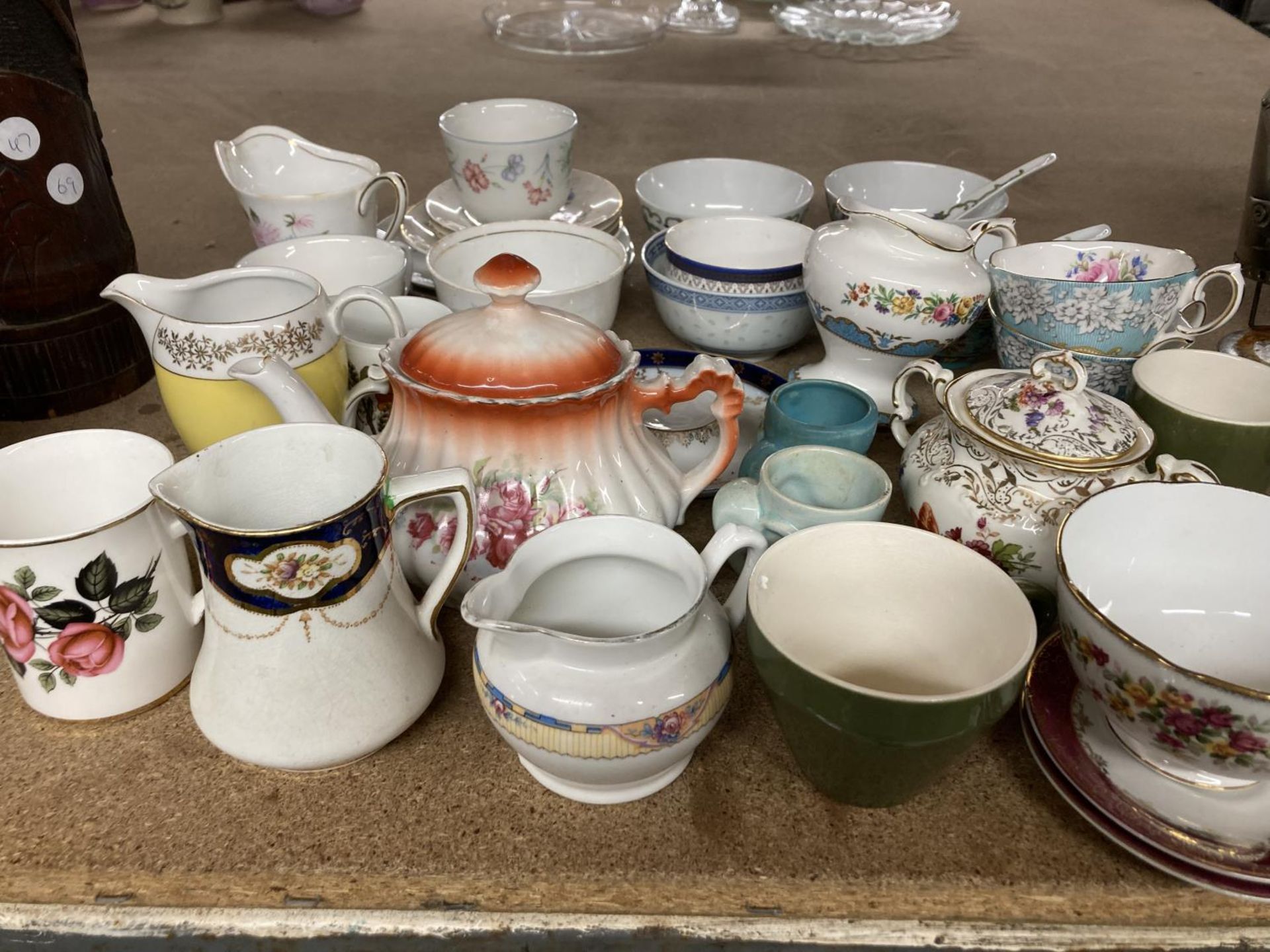 A QUANTITY OF JUGS, CUPS, PLATES, ETC TO INCLUDE ROYAL ALBERT 'ENCHANTMENT' CUPS, PARAGON, ROYAL - Image 2 of 4