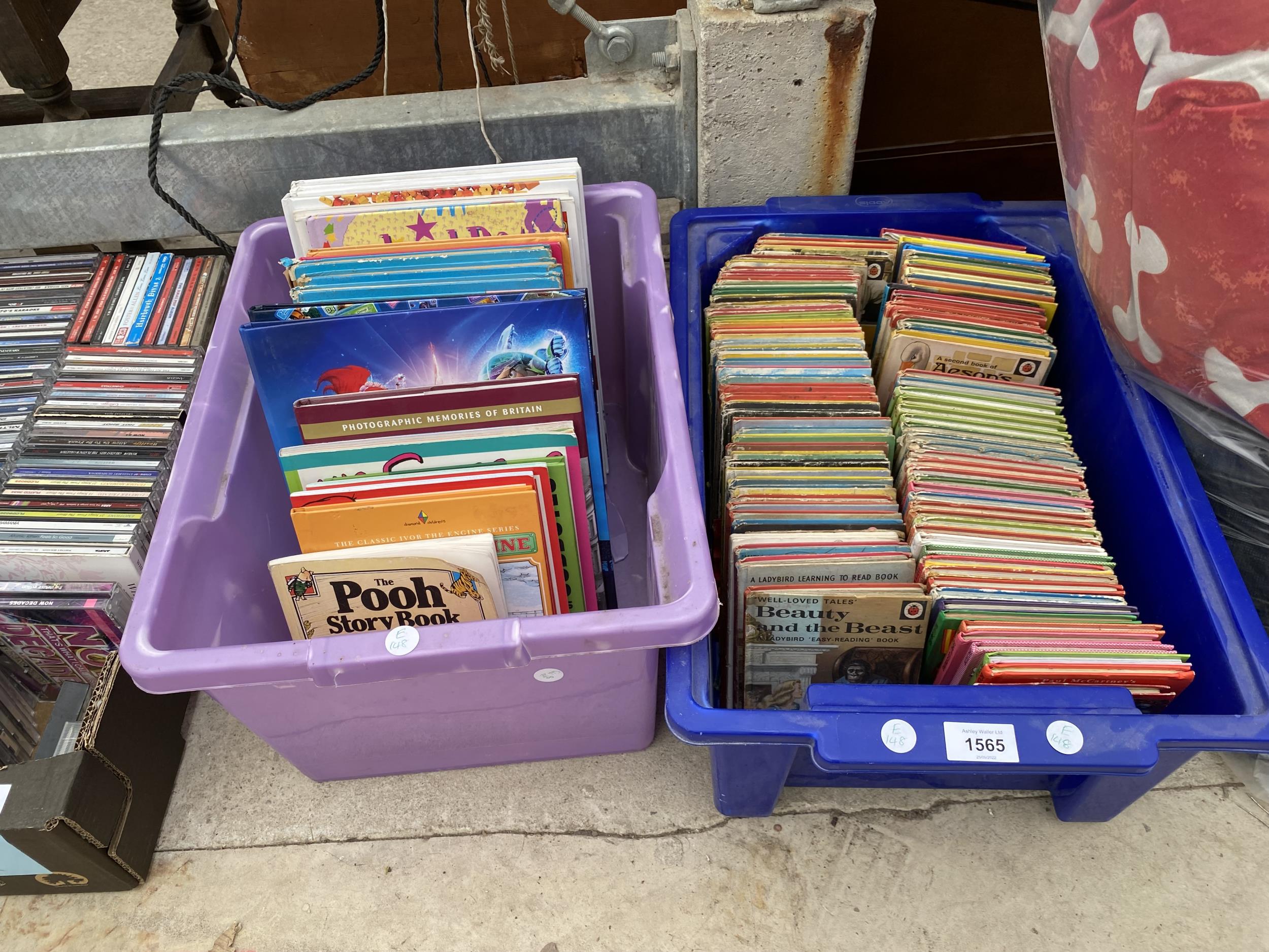 A LARGE ASSORTMENT OF VINTAGE BOOKS TO INCLUDE MANY LADYBIRD EXAMPLES