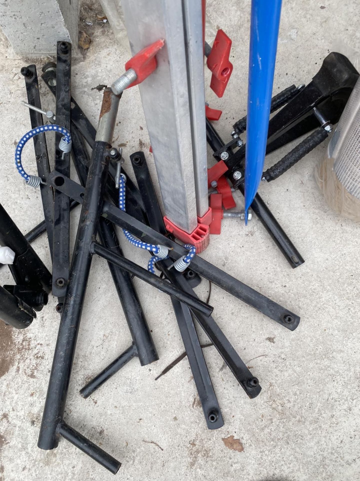 A METAL LADDER AND VARIOUS METAL POLES - Image 12 of 15