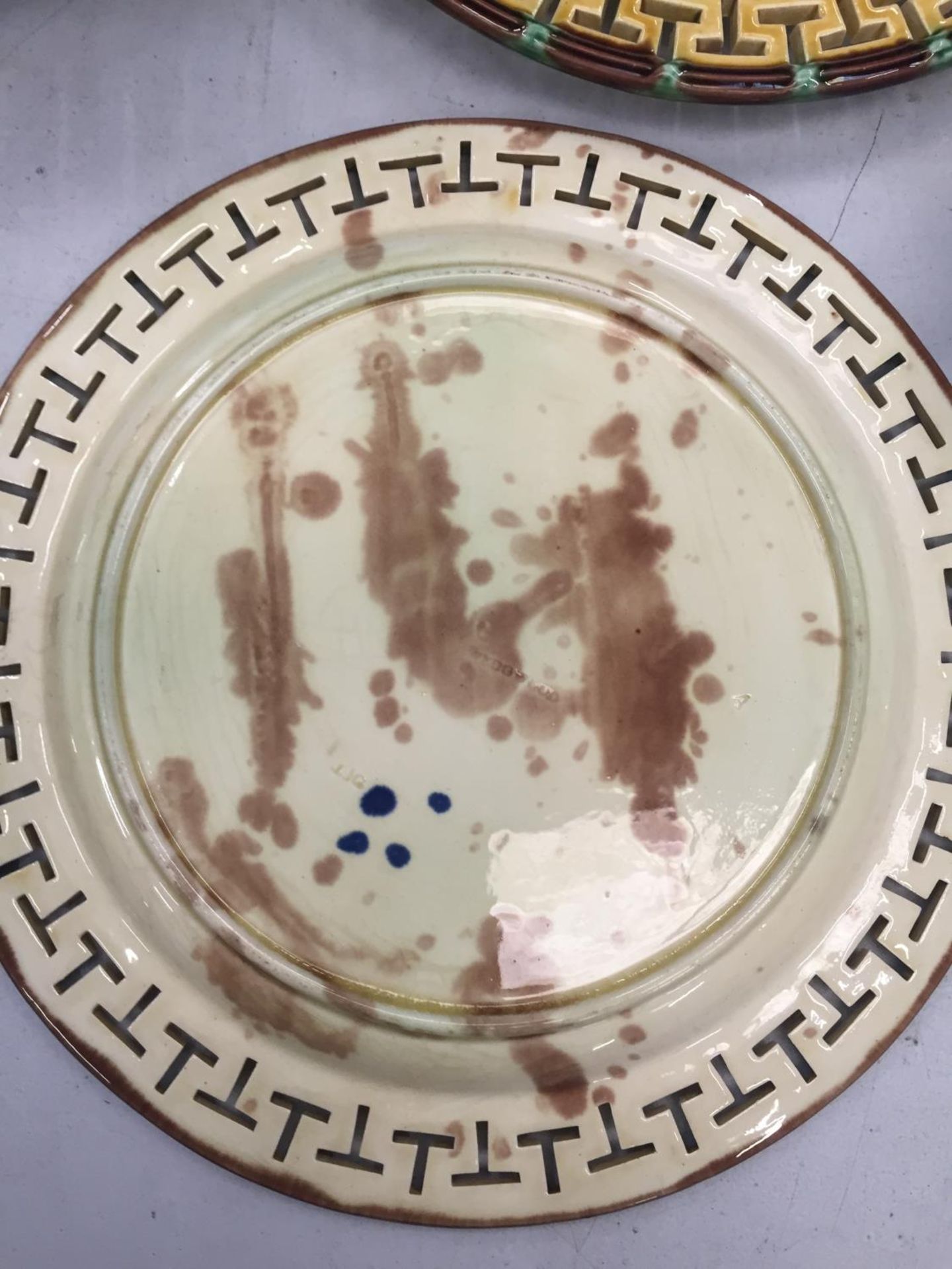 A SET OF SIX WEDGWOOD MAJOLICA MOTTLED RETICULATED DESSERT SERVICE PLATES FOR SIX WITH CAKE - Image 2 of 2