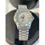 A TAG HEUER 1500 WRISTWATCH IN A PRESENTATION CASE AND BOX WITH INSTRUCTION BOOK, EXTRA LINK AND