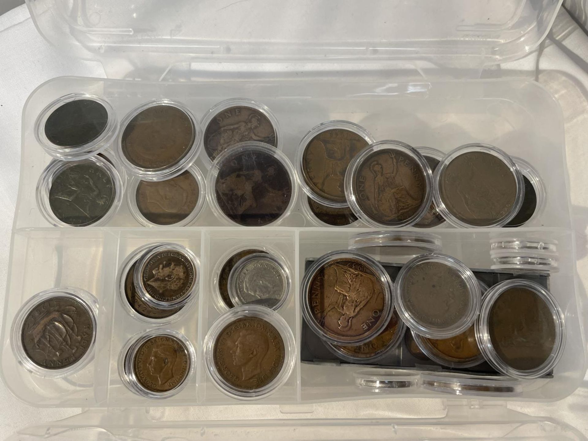 A BOX OF MIXED BRITISH COINS FROM QUEEN VICTORIA TO GEORGE VI TO INCLUDE FLORINS, PENNIES, FARTHINGS - Image 2 of 4