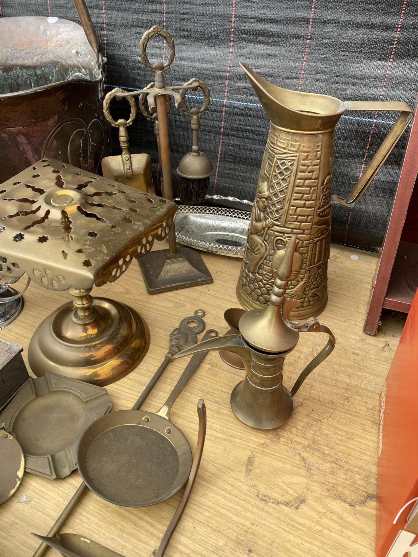 A LARGE ASSORTMENT OF BRASS AND COPPER ITEMS TO INCLUDE A COPPER COAL BUCKET, A BRASS JUG AND - Image 5 of 6