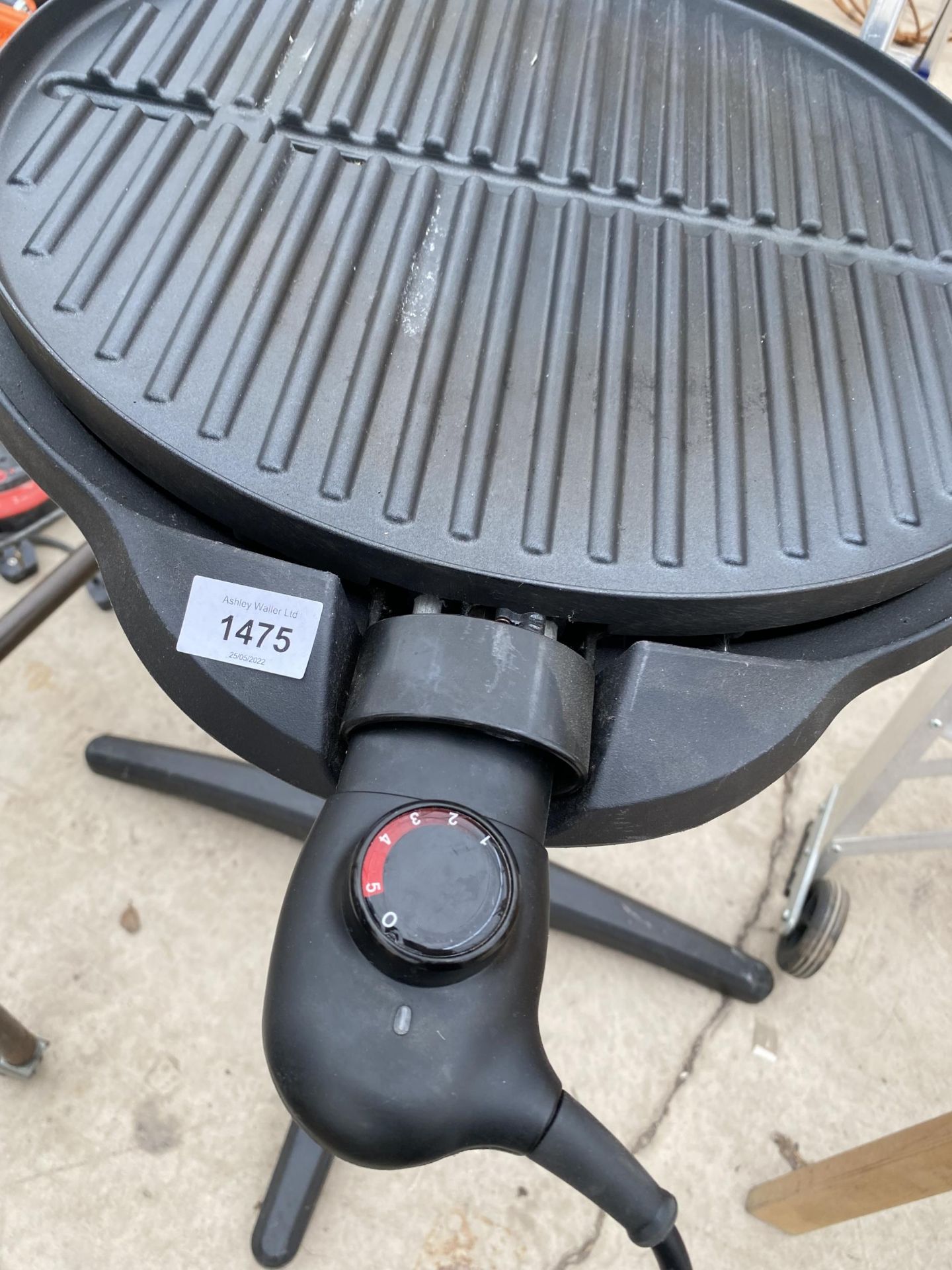 A GEORGE FORMAN ELECTRIC BBQ/GRILL - Image 4 of 5