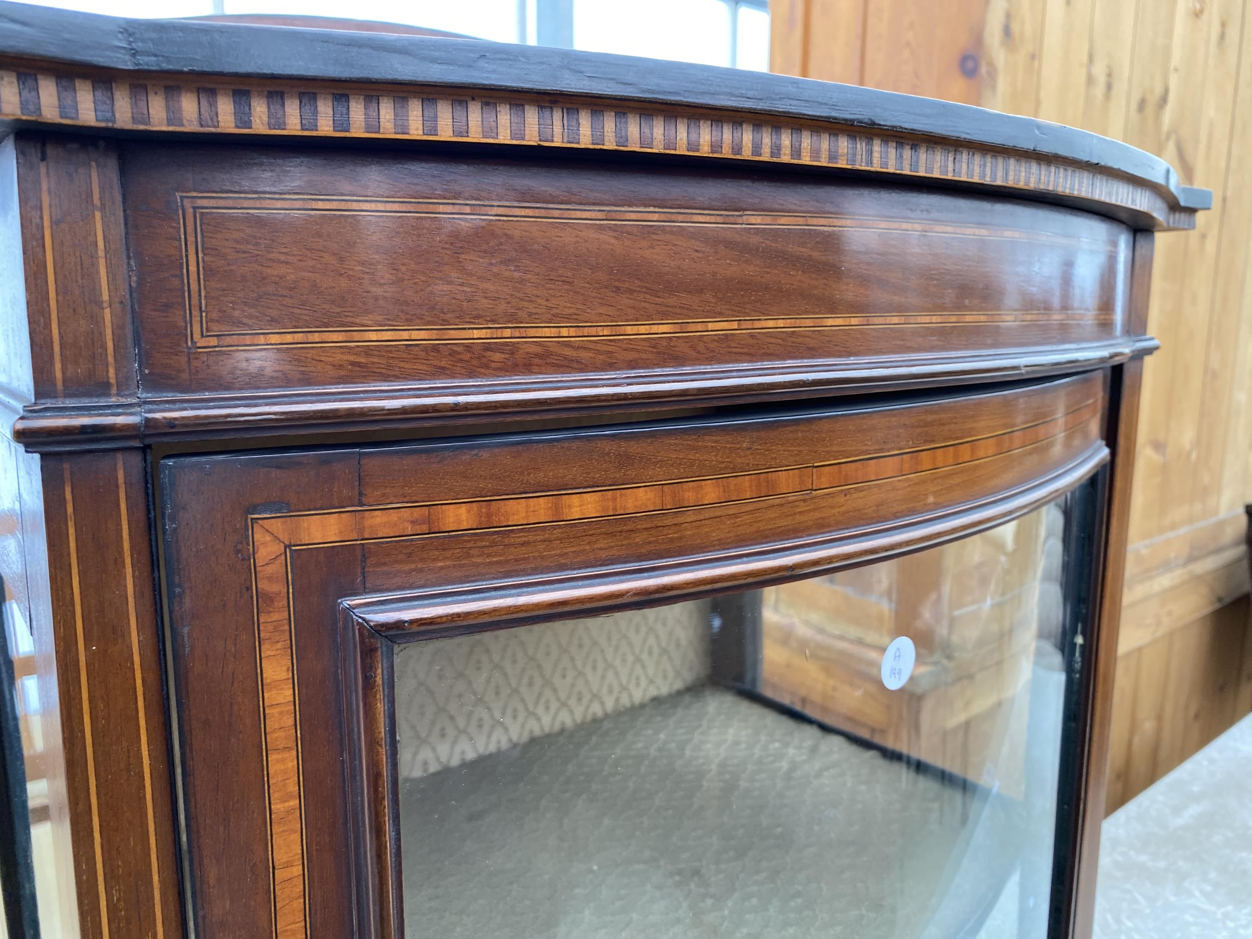 AN EDWARDIAN MAHOGANY AND INLAID BOWFRONTED DISPLAY CABINET, 23" WIDE - Image 6 of 7