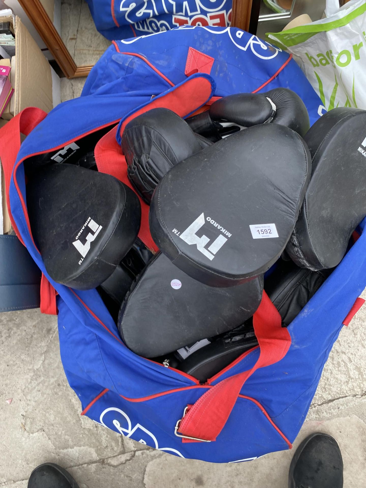 AN ASSORTMENT OF BOXING GLOVES AND PADS - Image 2 of 4