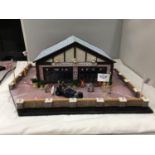 A 1:43 SCALE DIORAMA OF A VINTAGE CAR GARAGE WITH OPENING TOP INCLUDING ACCESSORIES, A VINTAGE