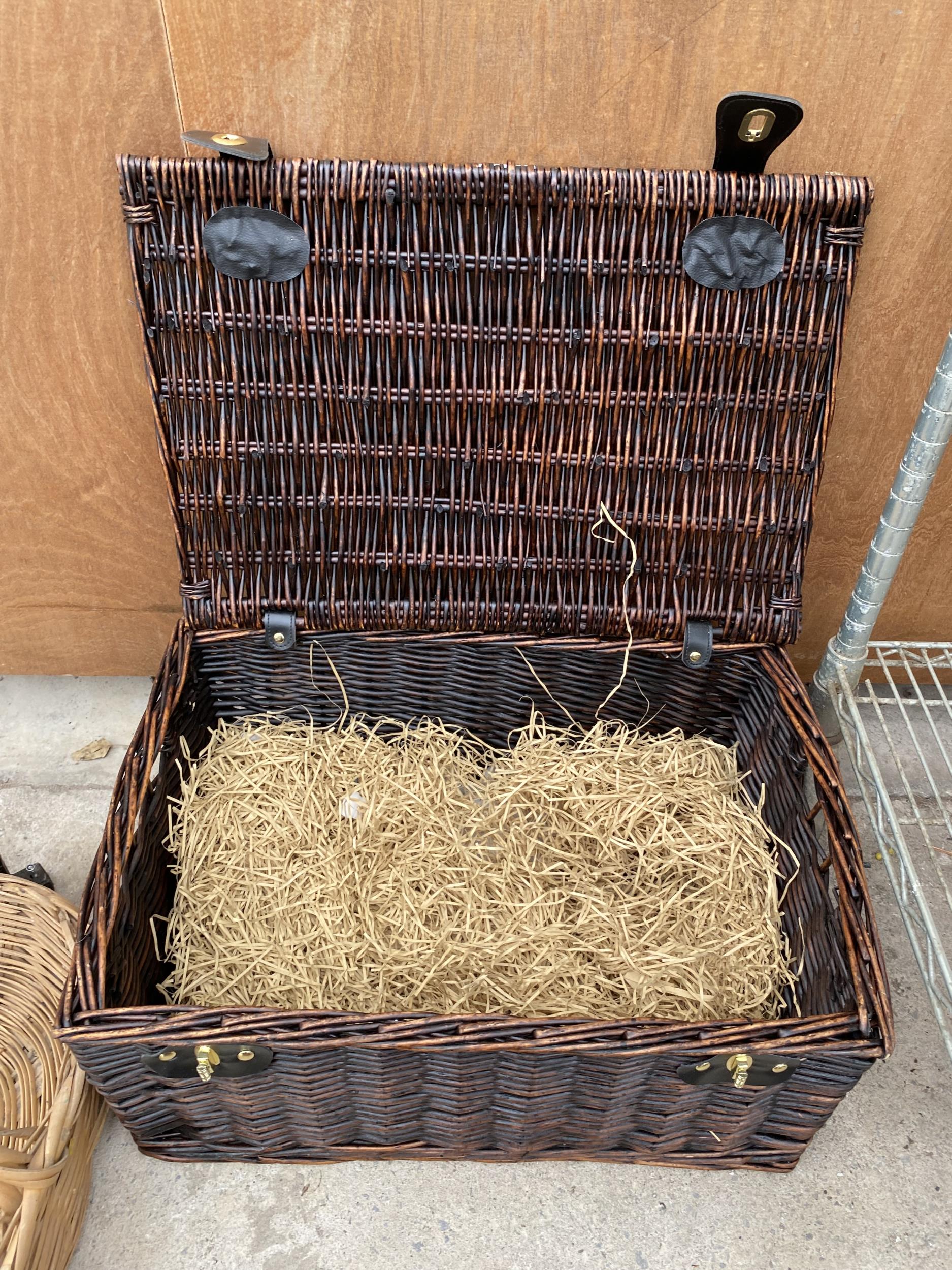 A WICKER PICNIC HAMPER AND TWO FURTHER WICKER BASKETS - Image 4 of 4