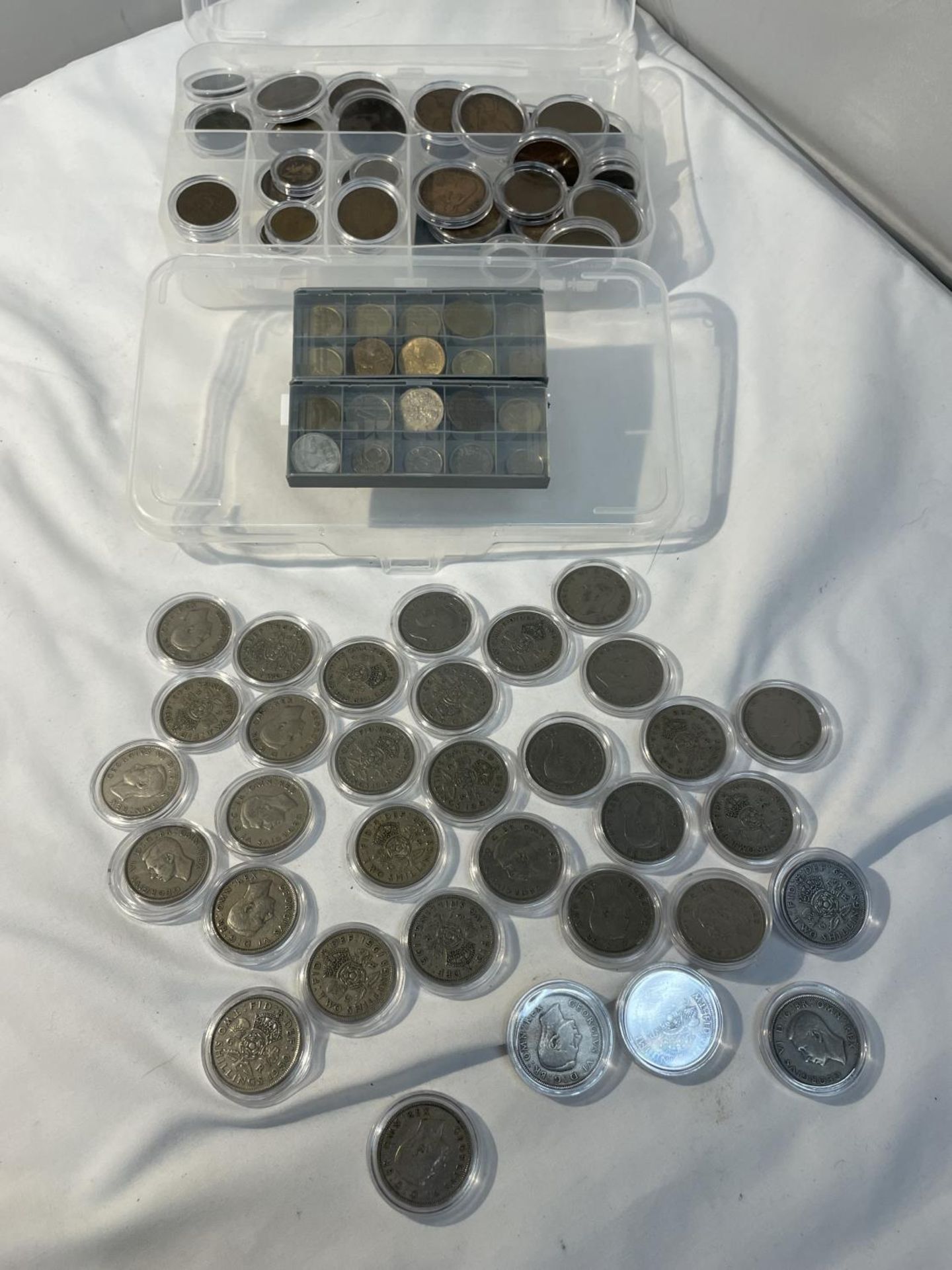 A BOX OF MIXED BRITISH COINS FROM QUEEN VICTORIA TO GEORGE VI TO INCLUDE FLORINS, PENNIES, FARTHINGS