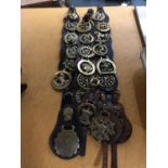 A COLLECTION OF HORSE BRASSES TO INCLUDE YOUNG FARMERS, SILVER JUBILEE, JOHN PEEL, ETC