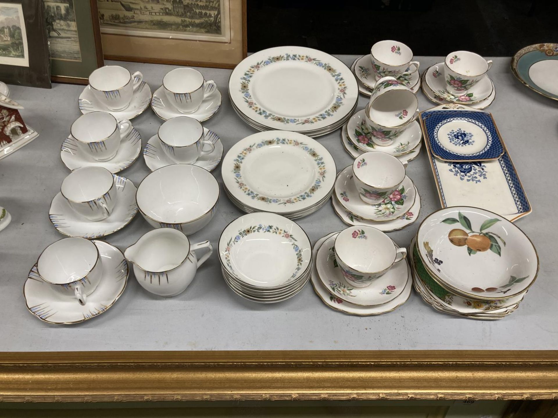 A QUANTITY OF CHINA TEACUPS, SAUCERS, PLATES, ETC TO INCLUDE ROYALE DOULTON 'PASTORALE', CROWN