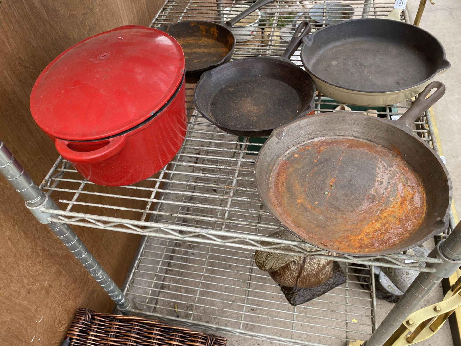 AN ASSORTMENT OF FIVE CAST IRON PANS TO INCLUDE FOUR SKILLETS AND A COOKING POT - Image 2 of 2