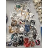 A QUANTITY OF COSTUME JEWELLERY TO INCLUDE BROOCHES, RINGS, NECKLACES, ETC