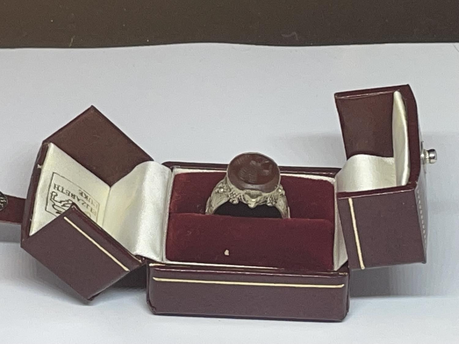 A MARKED SILVER RING WITH A TURTLE DESIGN SEAL INA PRESENTATION BOX - Image 5 of 5