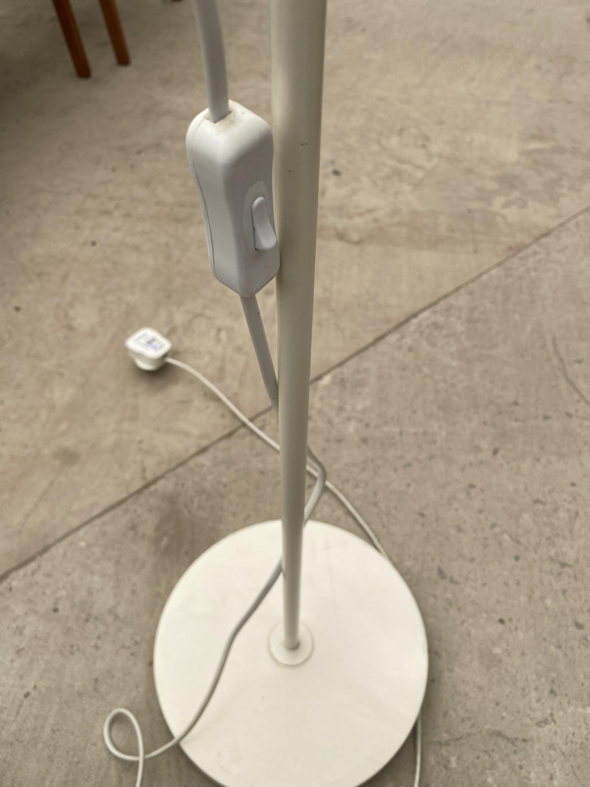 A MODERN ANGLE POISE LAMP - Image 3 of 3