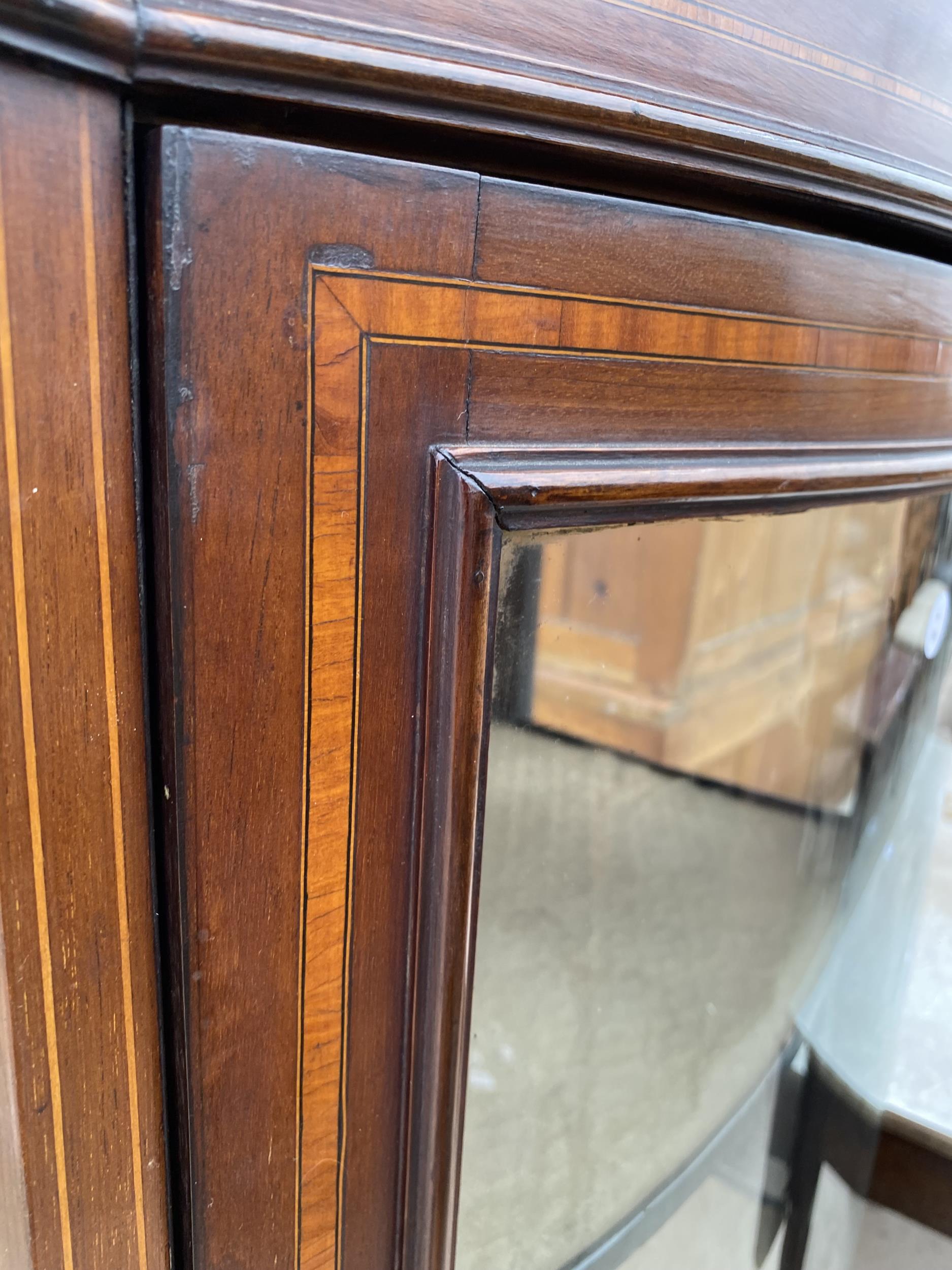 AN EDWARDIAN MAHOGANY AND INLAID BOWFRONTED DISPLAY CABINET, 23" WIDE - Image 7 of 7