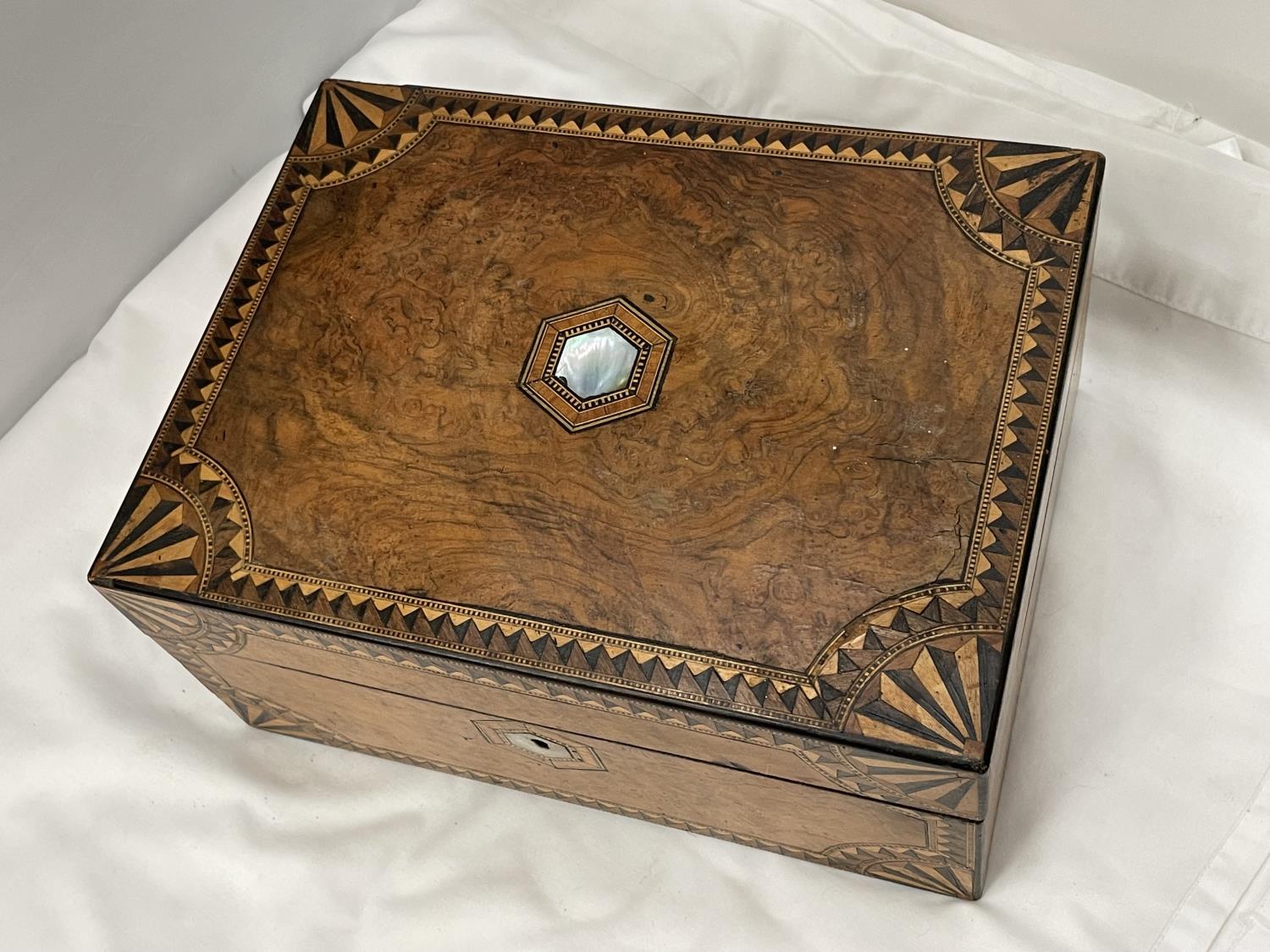 A MAHOGANY BOX WITH BURR WALNUT VENEER, INLAY AND MOTHER OF PEARL DECORATION 29CM X 22CM X 14CM - Image 4 of 7