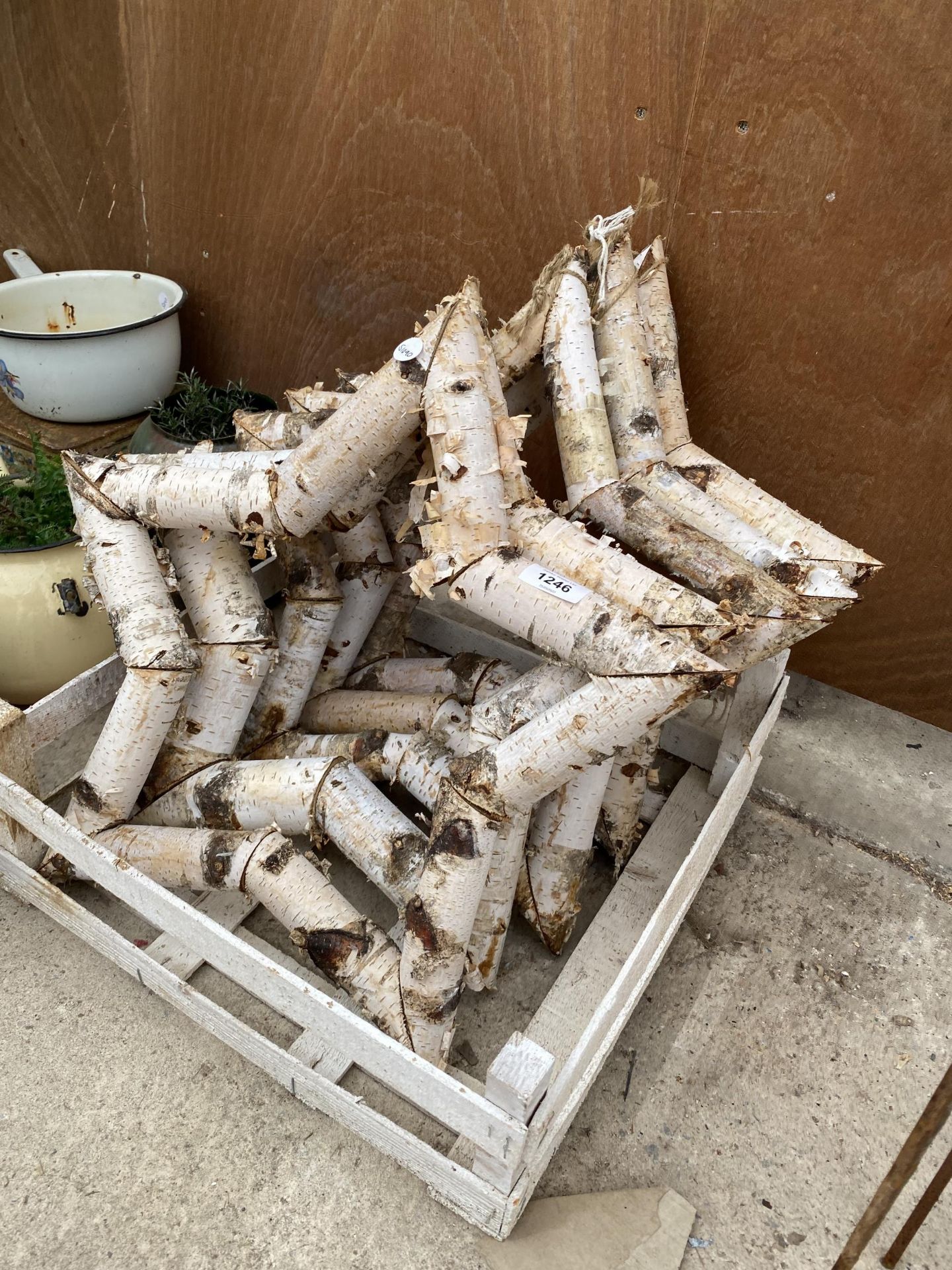 A LARGE ASSORTMENT OF ITEMS TO INCLUDE STARS FORMED FROM LOGS, AN ENAMEL KETTLE AND A GALVANISED - Image 2 of 4