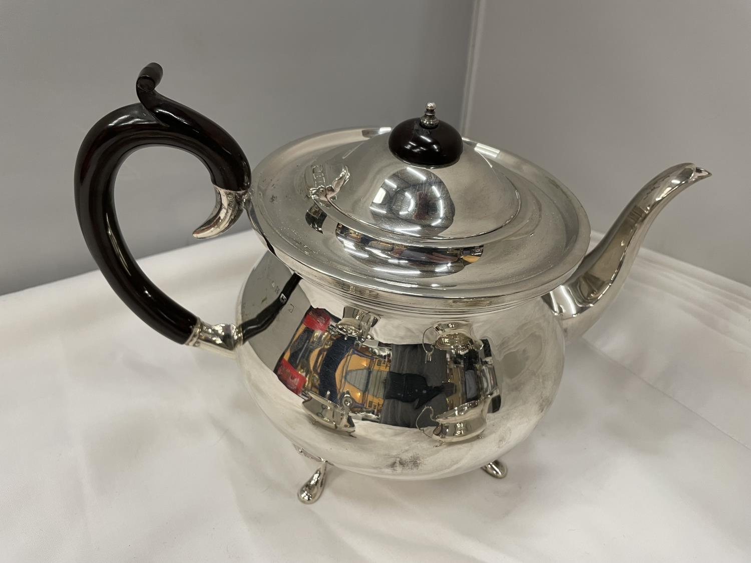 A THREE PIECE HALLMARKED BIRMINGHAM SILVER TEA SET TO INCLUDE A TEAPOT, TWIN HANDLED SUGAR BOWL - Image 2 of 10