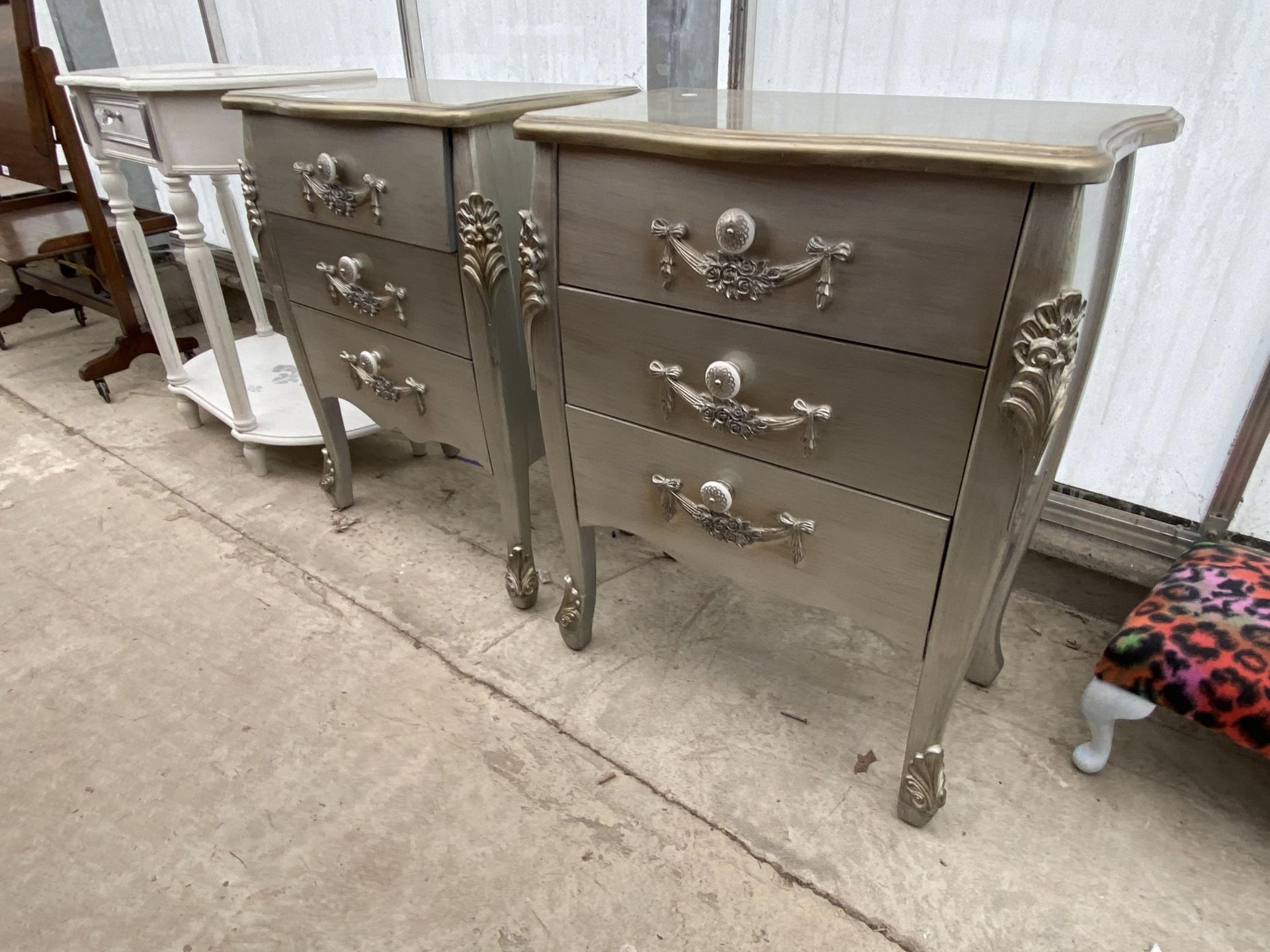 A PAIR OF MODERN SILVER PAINTED THREE DRAWER CHESTS, 24" WIDE EACH - Image 3 of 6