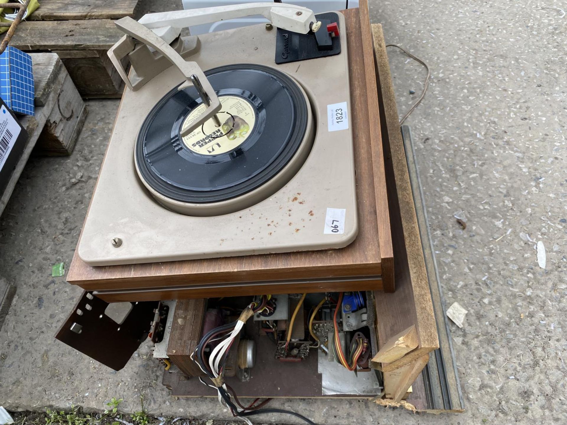 A RECORD DECK AND A VINTAGE RADIO - Image 2 of 2
