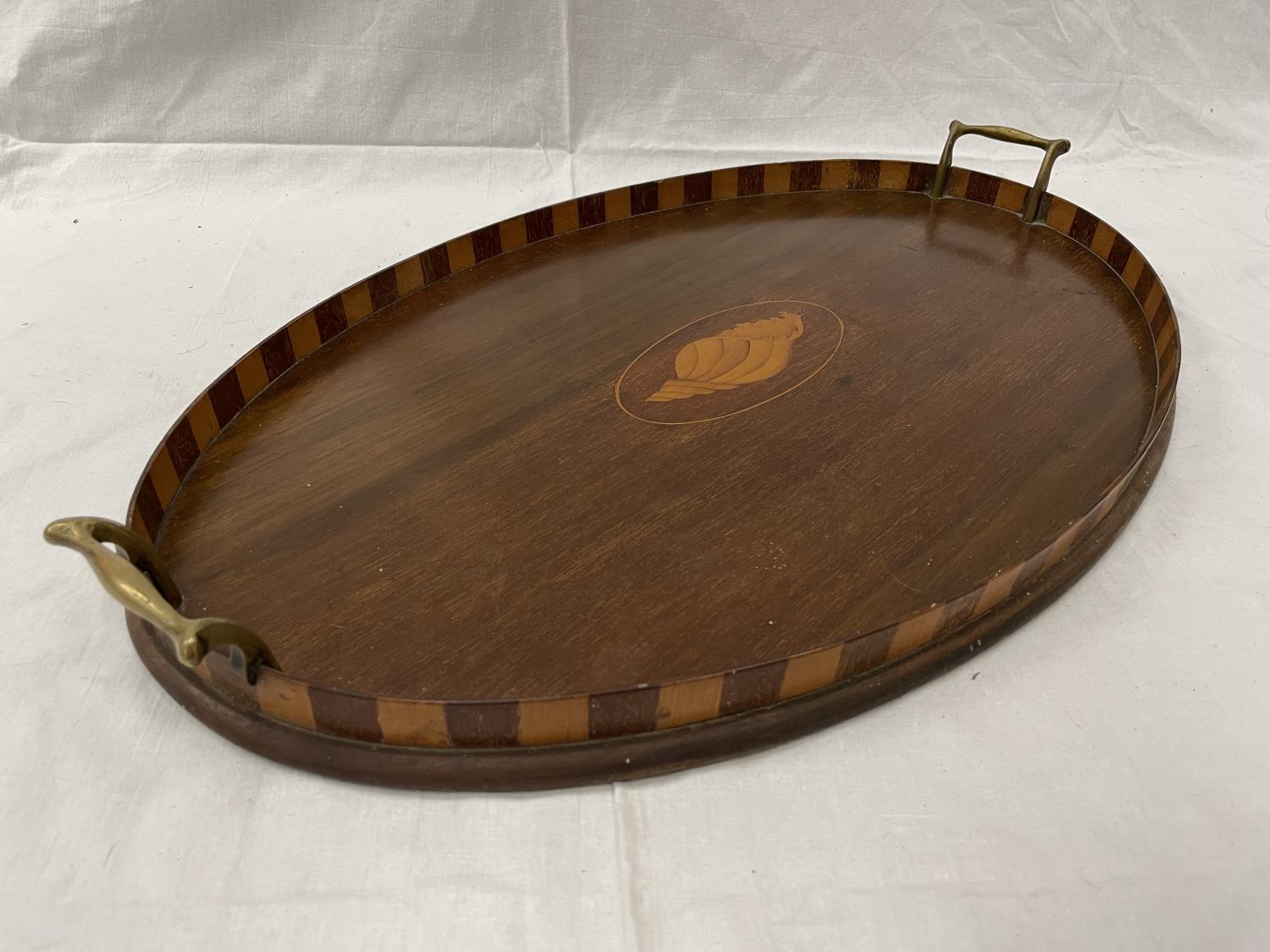 A LARGE MAHOGANY TRAY WITH BRASS HANDLES AND A SHELL DESIGN 57CM X 37CM - Image 3 of 3
