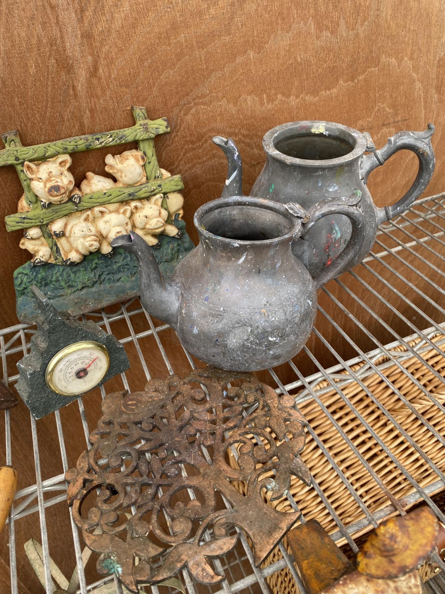 A LARGE ASSORTMENT OF VINTAGE ITEMS TO INCLUDE TWO PEWTER KETTLES, TWO PUMP ACTION OIL CANS A MINCER - Image 4 of 4