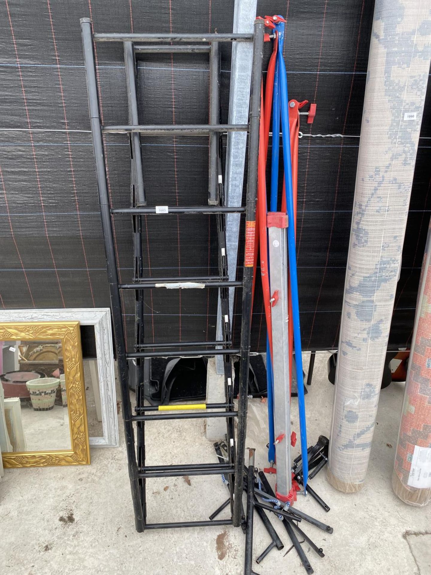 A METAL LADDER AND VARIOUS METAL POLES - Image 3 of 15