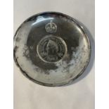 A HALLMARKED LONDON SILVER PIN DISH WITH A QUEEN MOTHER £5 COIN GROSS WEIGHT 68.7 GRAMS