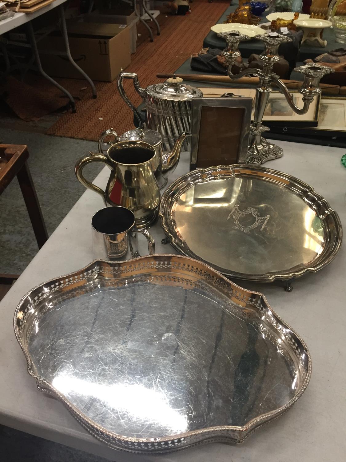 A QUANTITY OF SILVER PLATE TO INCLUDE TRAYS, TEAPOTS, TANKARD, CANDLESTICK, PHOTO FRAME, ETC