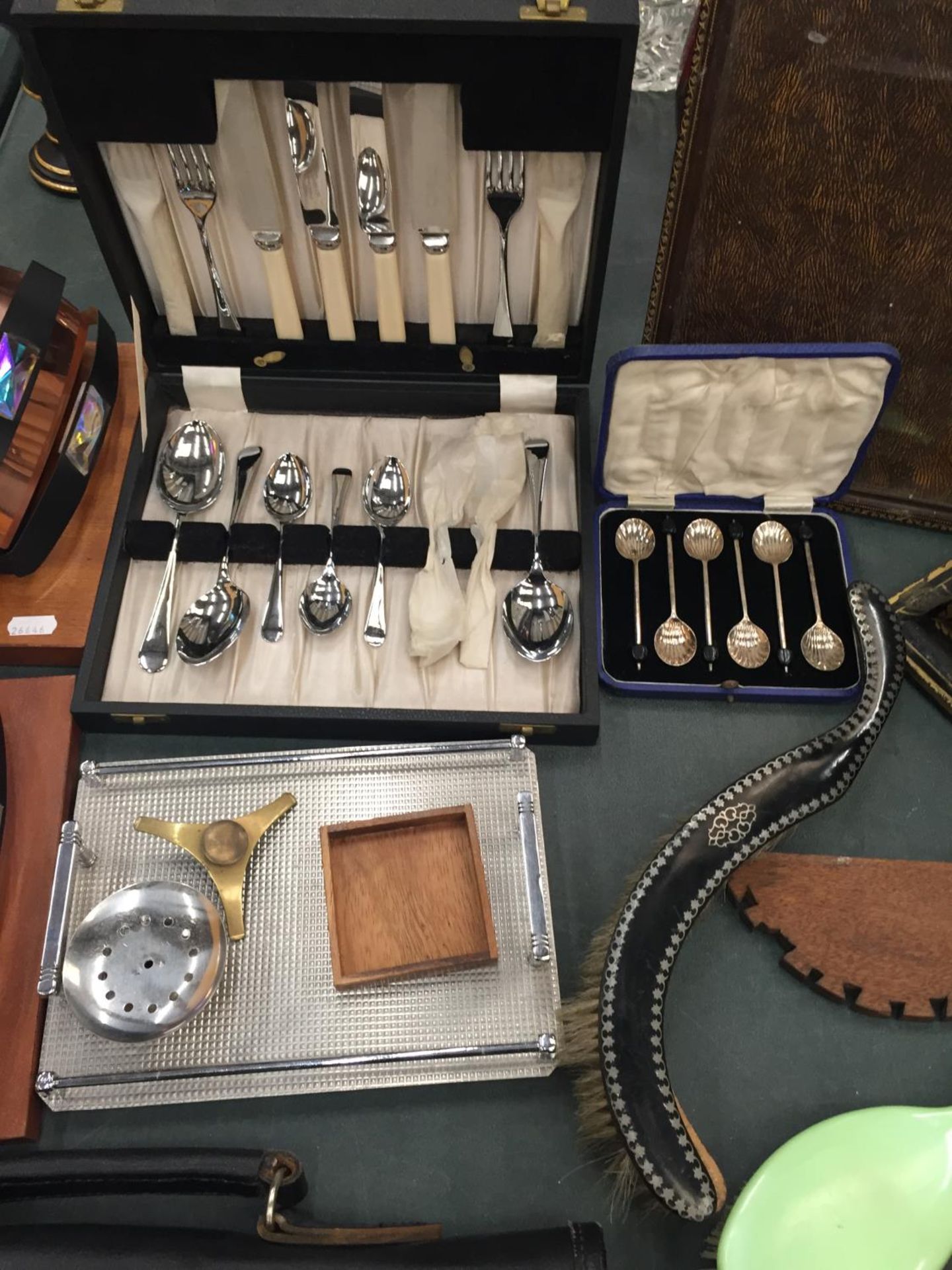 A LARGE QUANTITY OF COLLECTABLE ITEMS TO INCLUDE WALL LAMPS, BOXED FLATWARE, LEATHER BRIEFCASE, - Image 2 of 4